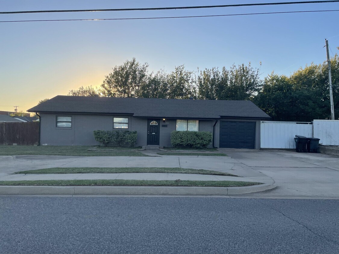 Foto principal - 2301 N Janeway Ave