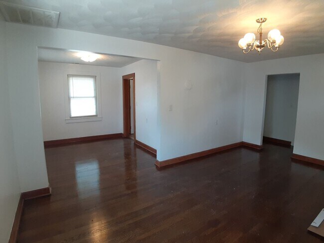 Foto del edificio - Radford, 2 BR / 1 BA, Available
