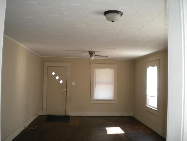 Building Photo - 1422 South Sneed