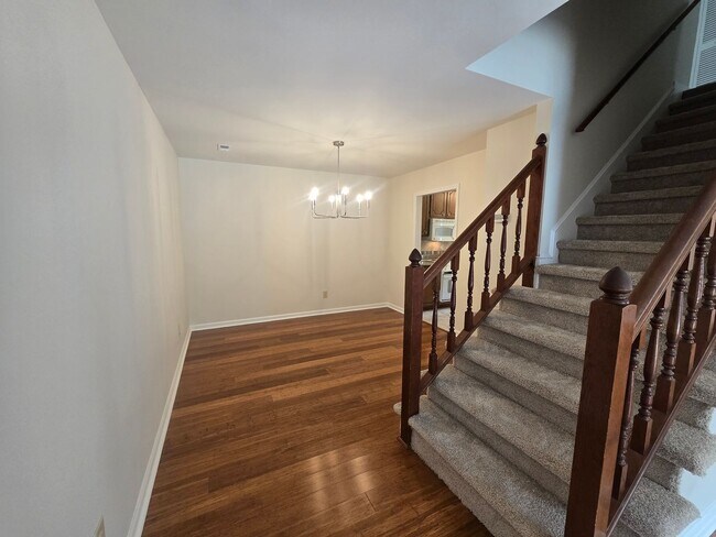 Foto del edificio - Meticulously Kept 2BR, 3BA Townhome with D...