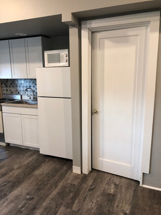 Building Photo - 628 W Cleveland Ave