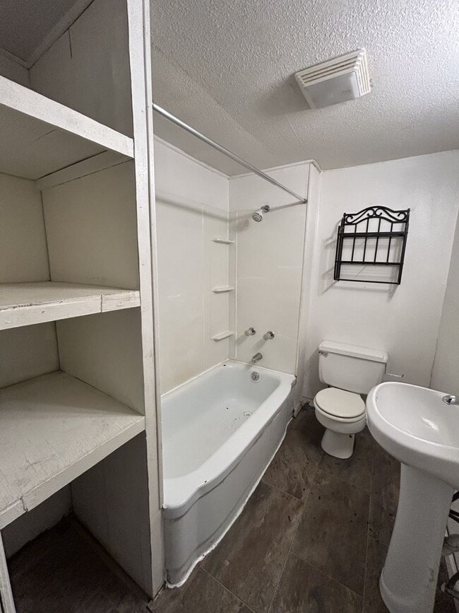 Building Photo - So Cute! Check Out This 2BR/1BA Home w/Carport!