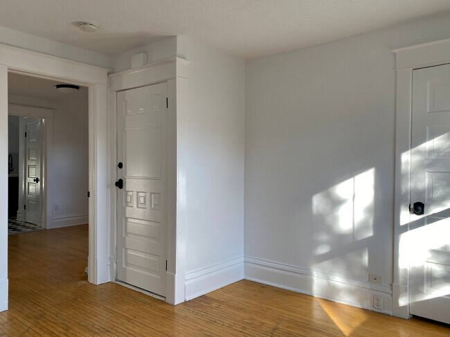 Den / front entry - 622 Quincy St NE