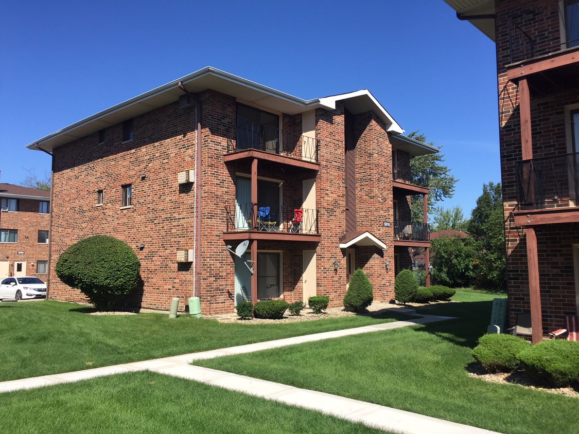 5916 Corey Ln, Oak Forest, IL 60452 Apartments in Oak Forest, IL