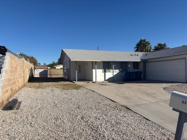 Foto del edificio - 3Bedroom ranch style home with large backyard