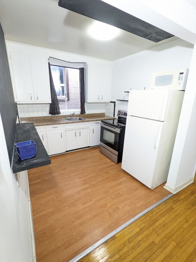 Photo du bâtiment - 2bd, 1Bath 5 minutes walk to Eglinton W Subway