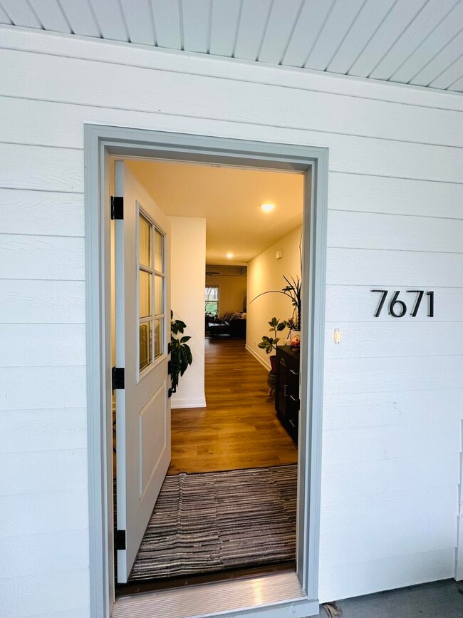 Foto del edificio - 7671 N Rainbow Dr