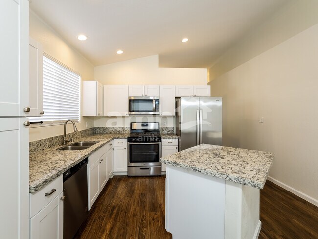 Foto del edificio - 2215 Eagle Greens Dr