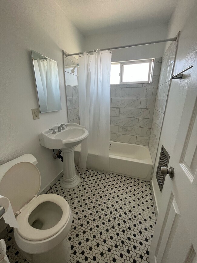 Foto del edificio - 224 E 24th St