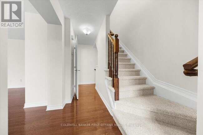 Building Photo - 121 Par-La-Ville Cir