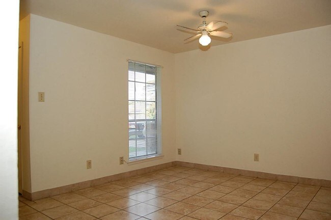 Building Photo - 10119 Hannon Dr