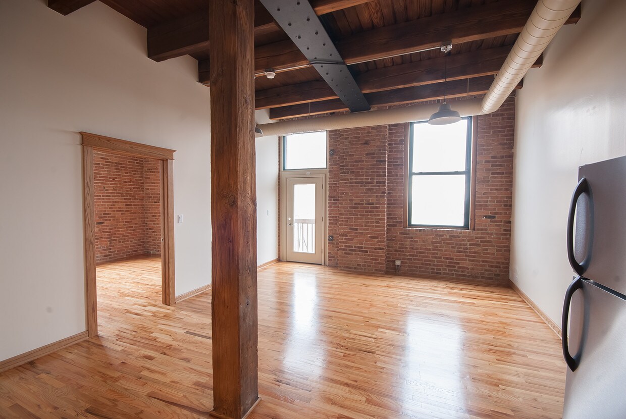 Primary Photo - 216 N May St