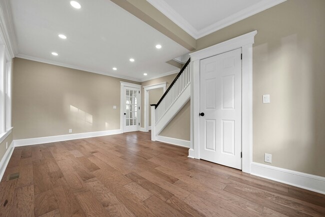 Building Photo - 25 Marinus St