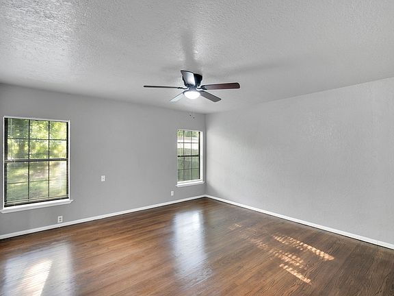 Building Photo - Move-in ready four-bedroom