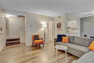 Building Photo - 3417 Villa Knolls South Dr