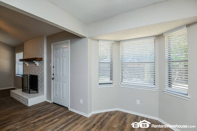 Building Photo - Price Reduction! Newly renovated 3 bed/2 b...