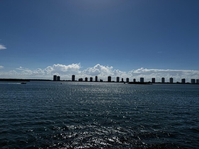 Foto del edificio - 100 Shore Ct