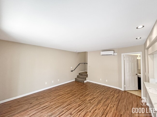 Foto del edificio - Beautiful 2B/2BA Townhouse w/ Washer/Dryer...