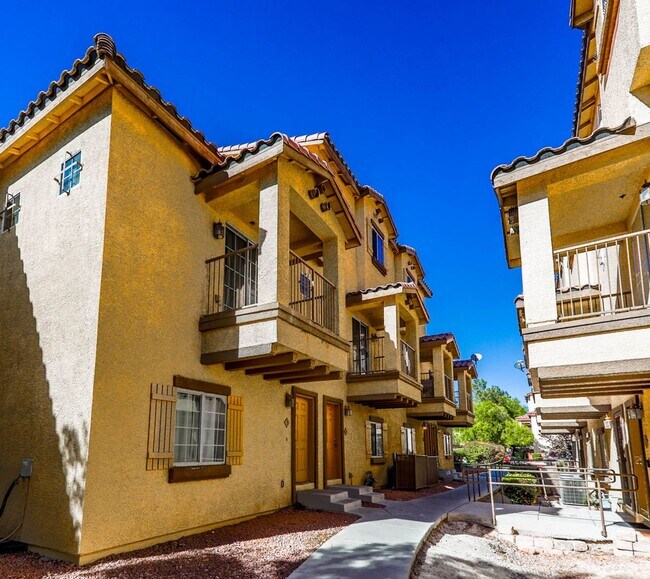 Foto del edificio - 4 Bed and 4 Bath Townhome In Gated North Las Vegas Community