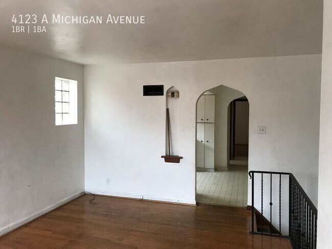 Building Photo - Charming 1 Bedroom with Hardwood Floors