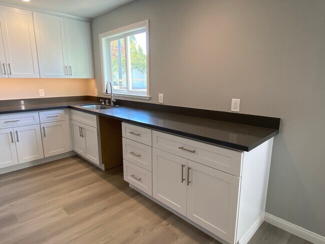 Building Photo - 481 Margarita Ave