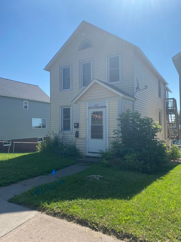 Primary Photo - 424 E 7th St