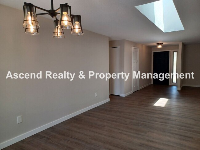 Foto del edificio - Wonderful Lake Oswego One Level 2 Decks 2 ...
