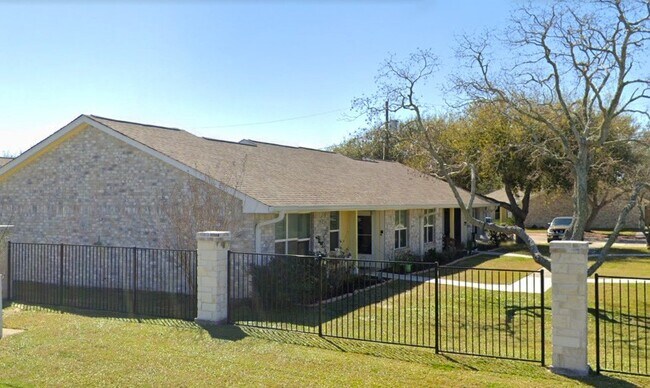 Foto del edificio - 1201 N Live Oak St