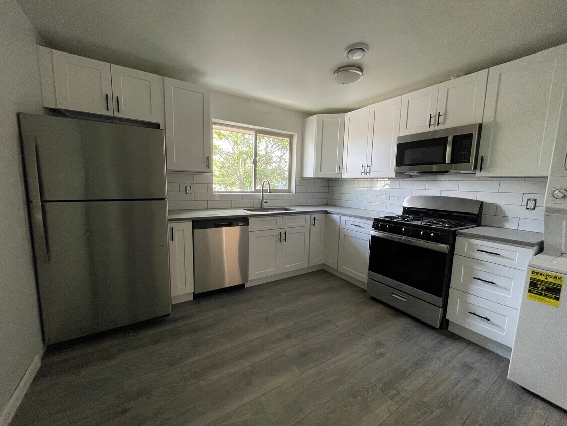 Kitchen - 3427 Grape St