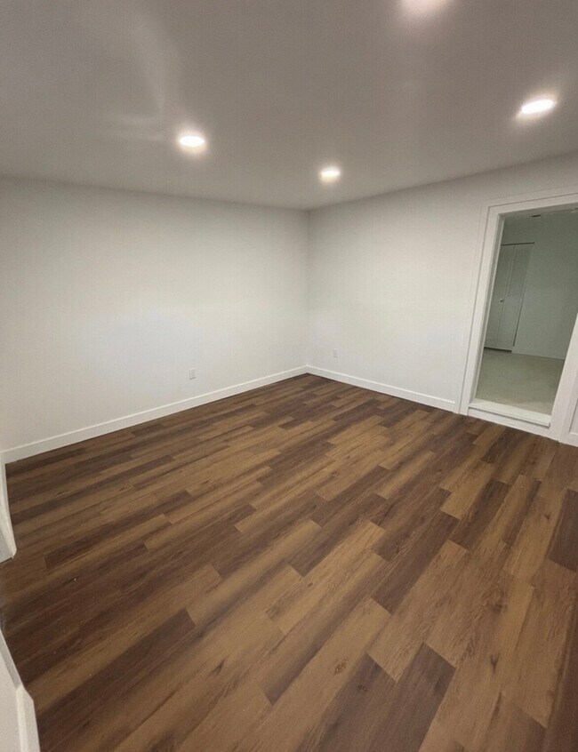 Building Photo - 890 SW Airoso Blvd