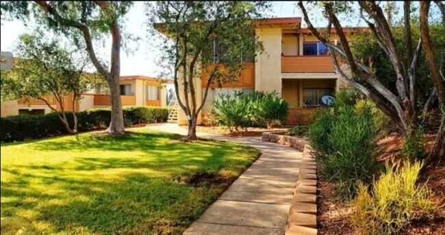 Building Photo - 6812 Hyde Park Dr