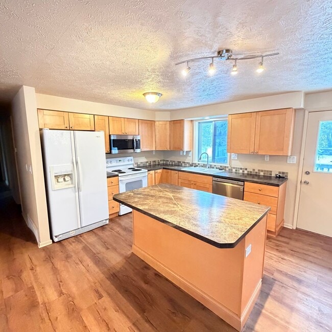 Building Photo - 906 Summit Dr