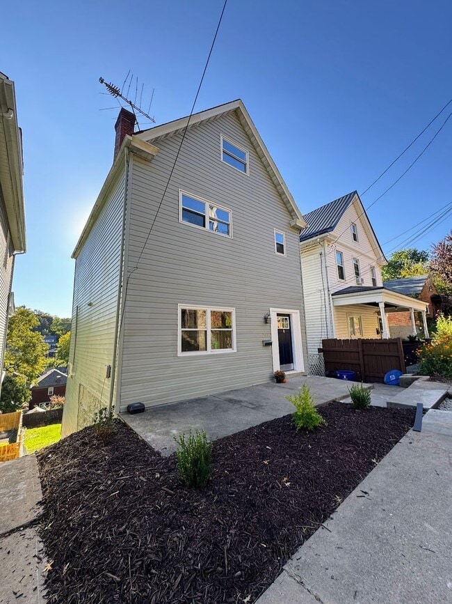 Building Photo - 3 bed 1.5 bath - freshly updated, central air, dishwasher, washer/dryer