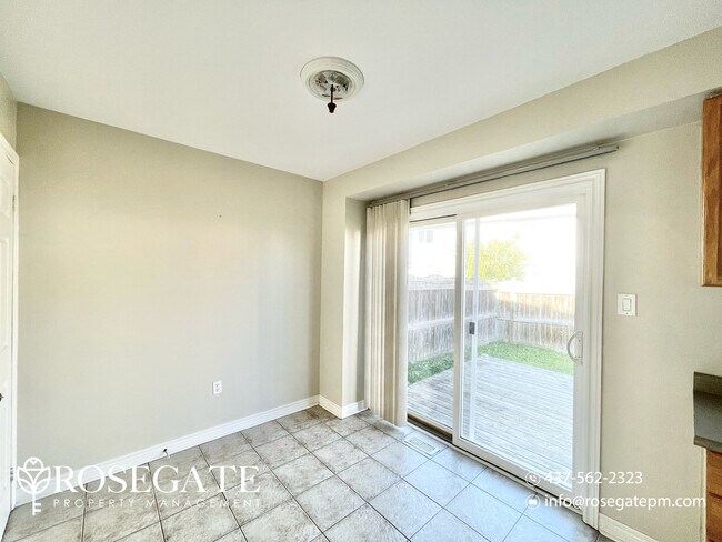 Photo du bâtiment - Spacious 4-Bedroom Home with Private Outdo...