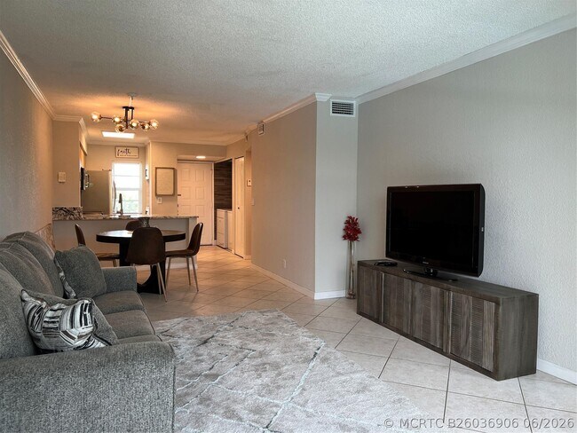 Building Photo - 2220 N Cypress Bend Dr