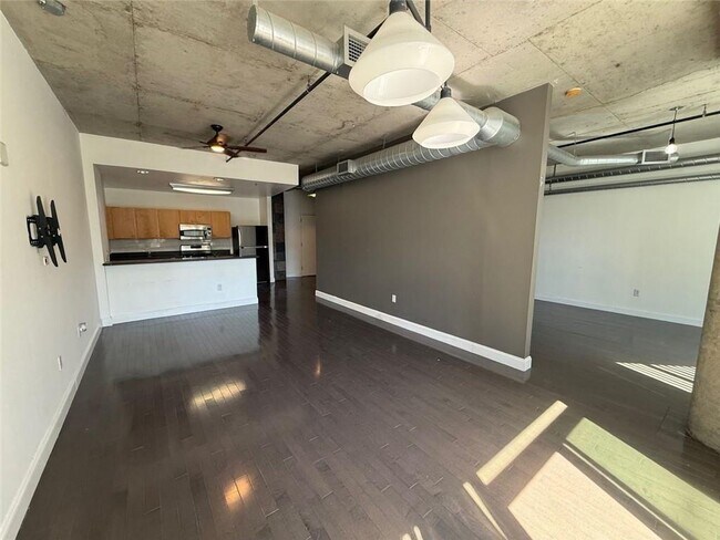 Building Photo - 115 W Peachtree Pl NW