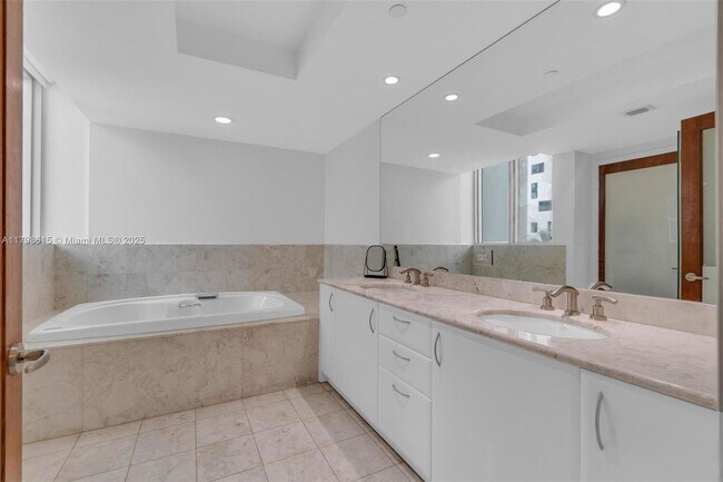 Foto del edificio - 1331 Brickell Bay Dr