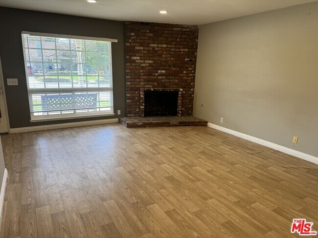 Foto del edificio - 631 Pepper Tree Dr