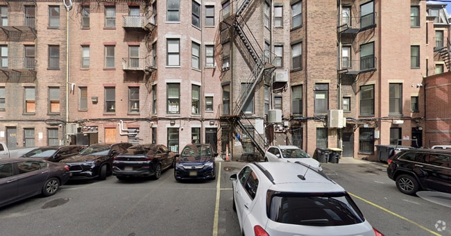 Building Photo - 250 Newbury St