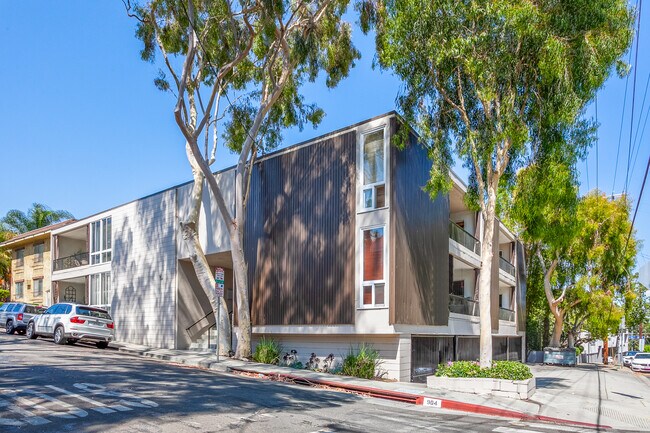 Building Photo - 904 Hilldale Ave