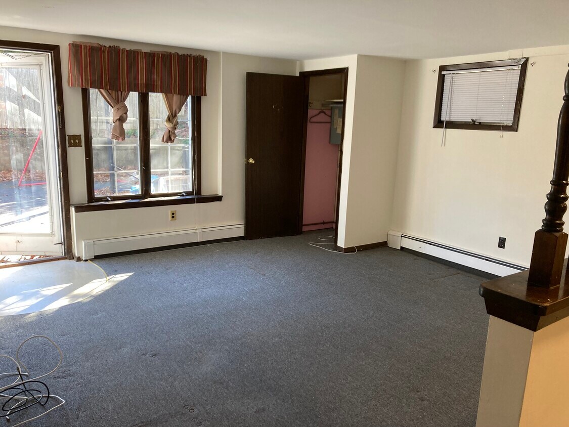 Sunny 1 Bedroom 1 Full Bath - 8 Scott Dr
