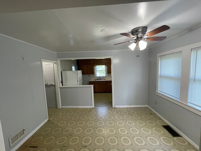 Foto del edificio - Older 2 bedroom house with a large yard