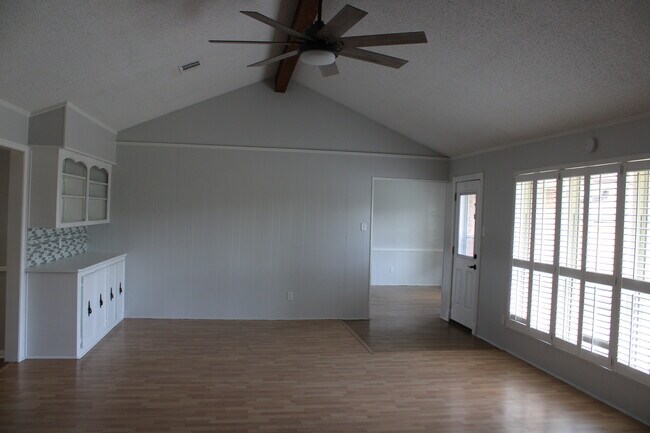 Living Room - 1101 S Kaufman Dr