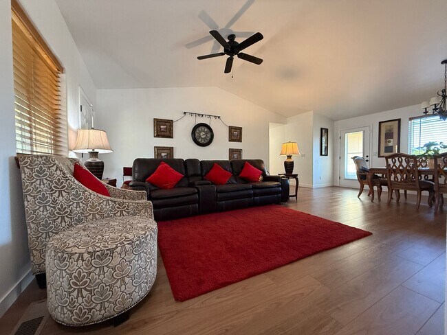Foto del edificio - UPDATED BOYD ACRES HOME ON LARGER CORNER LOT!! MUST SEE!!