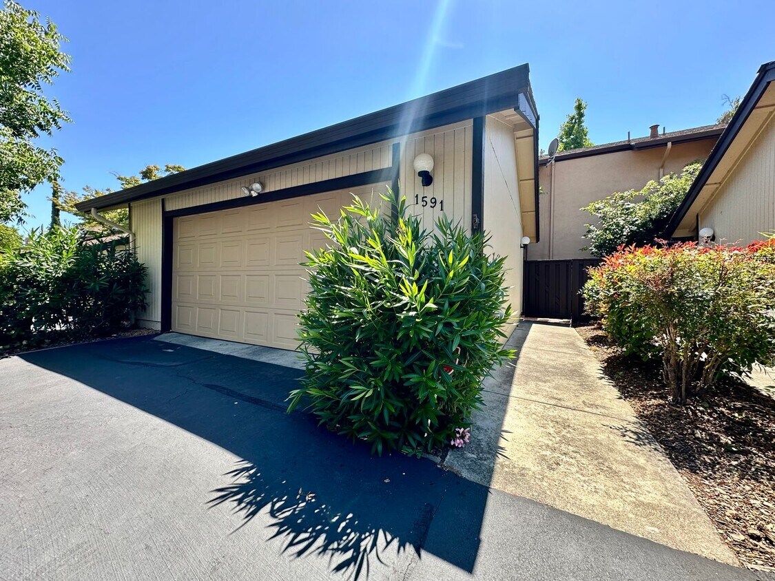 Primary Photo - Spacious 3 Bed 2.5 Bath Walnut Creek Townh...
