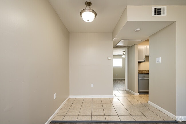 1BR, 1BA - 770SF - Dining Room - City View Apartments