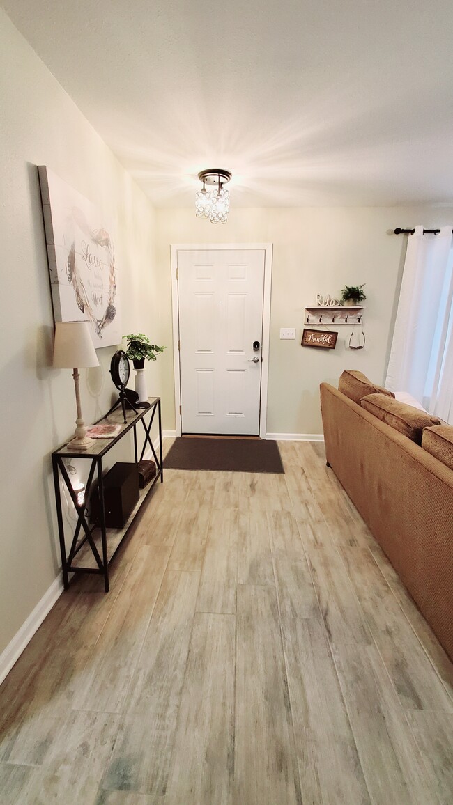 Building Photo - 10115 Lomita Dr