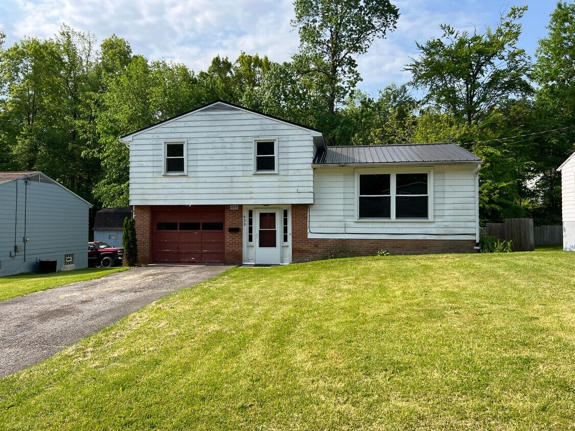 Foto principal - Nice 3 bedroom bi level with garage