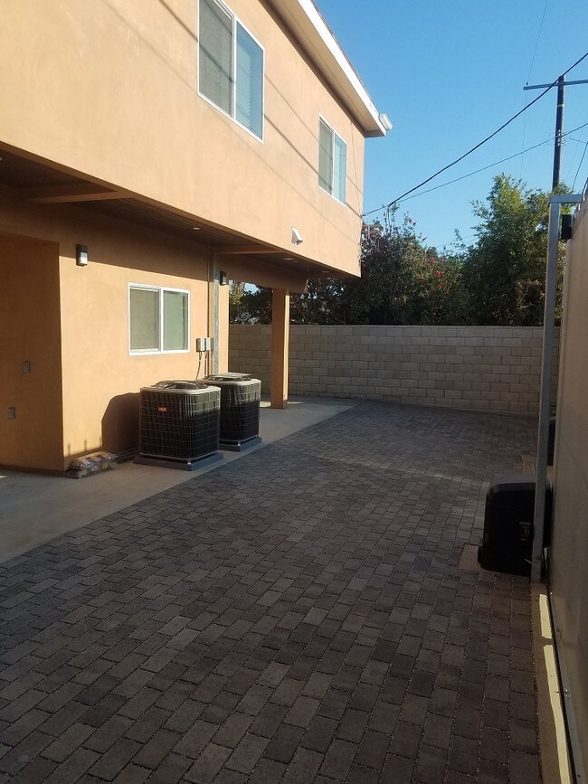 Vista trasera del edificio - 1429 S Sycamore Ave