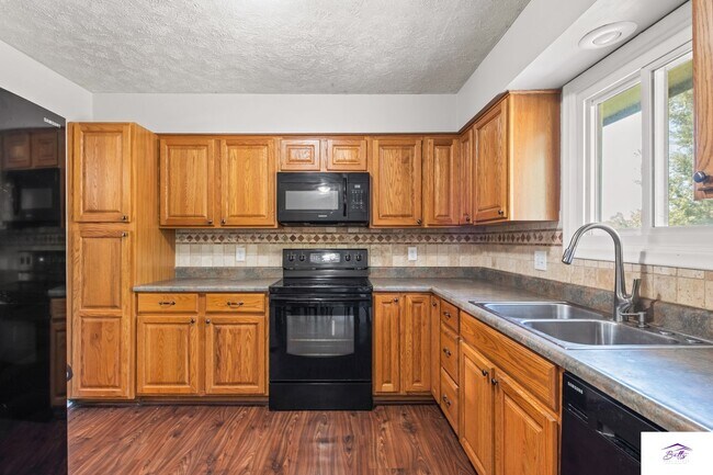 Foto del edificio - 7915 Heather Ave